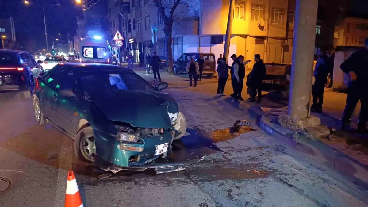 İnegöl'de Kontrolden Çıkan Araç Enerji Direğine Çarparak 3 Yaralıyı Hastaneye Kaptı