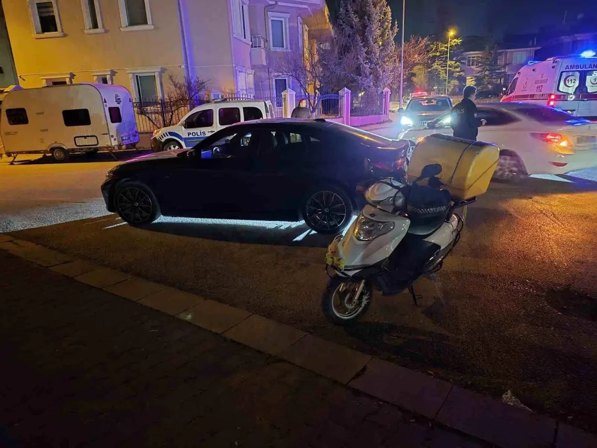Eskişehir'de Kurye Motosiklet Kazası: Önüne Çıkan Araç Bacağını Kırttı