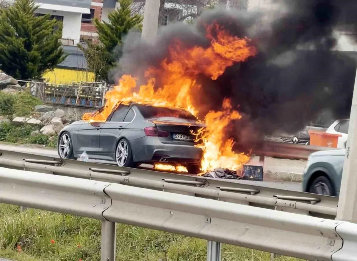 Ordu'nun Fatsa ilçesinde lüks araç yangını: Sürücü yara almadan kurtuldu