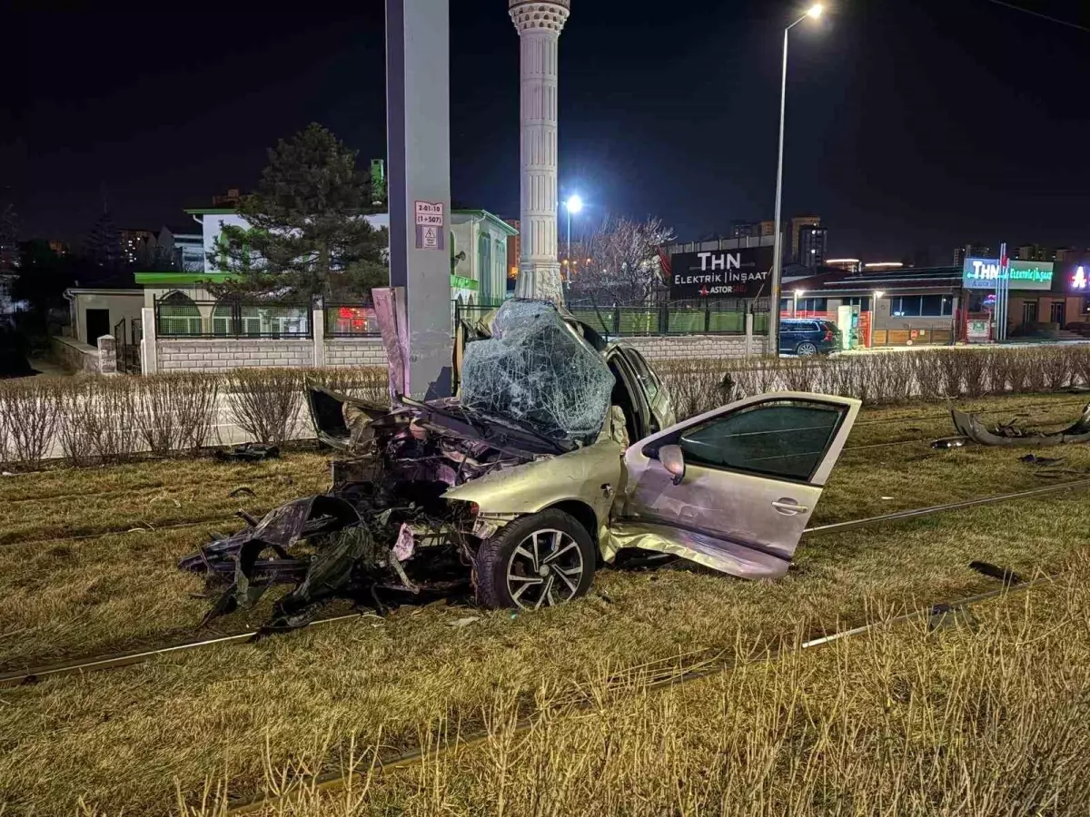 Kayseri Melikgazi'de Trafik Kazası: Otomobil Tramvay Şeridine Girdi