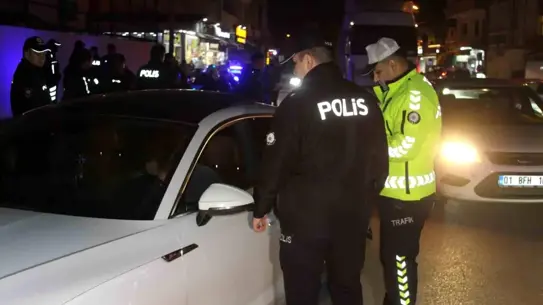 Operasyon sırasında devriye yapan polis ve jandarma ekipleri