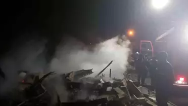 Yangın sonrası kontrol edilen tavuk kümesi