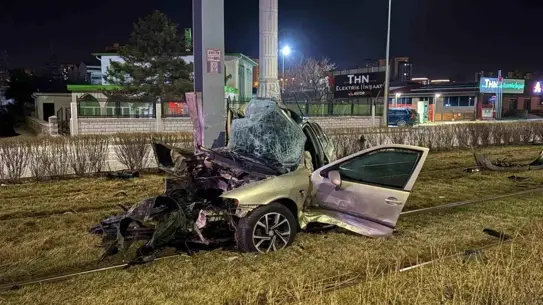 Tramvay yolundaki direğe çarpan otomobil