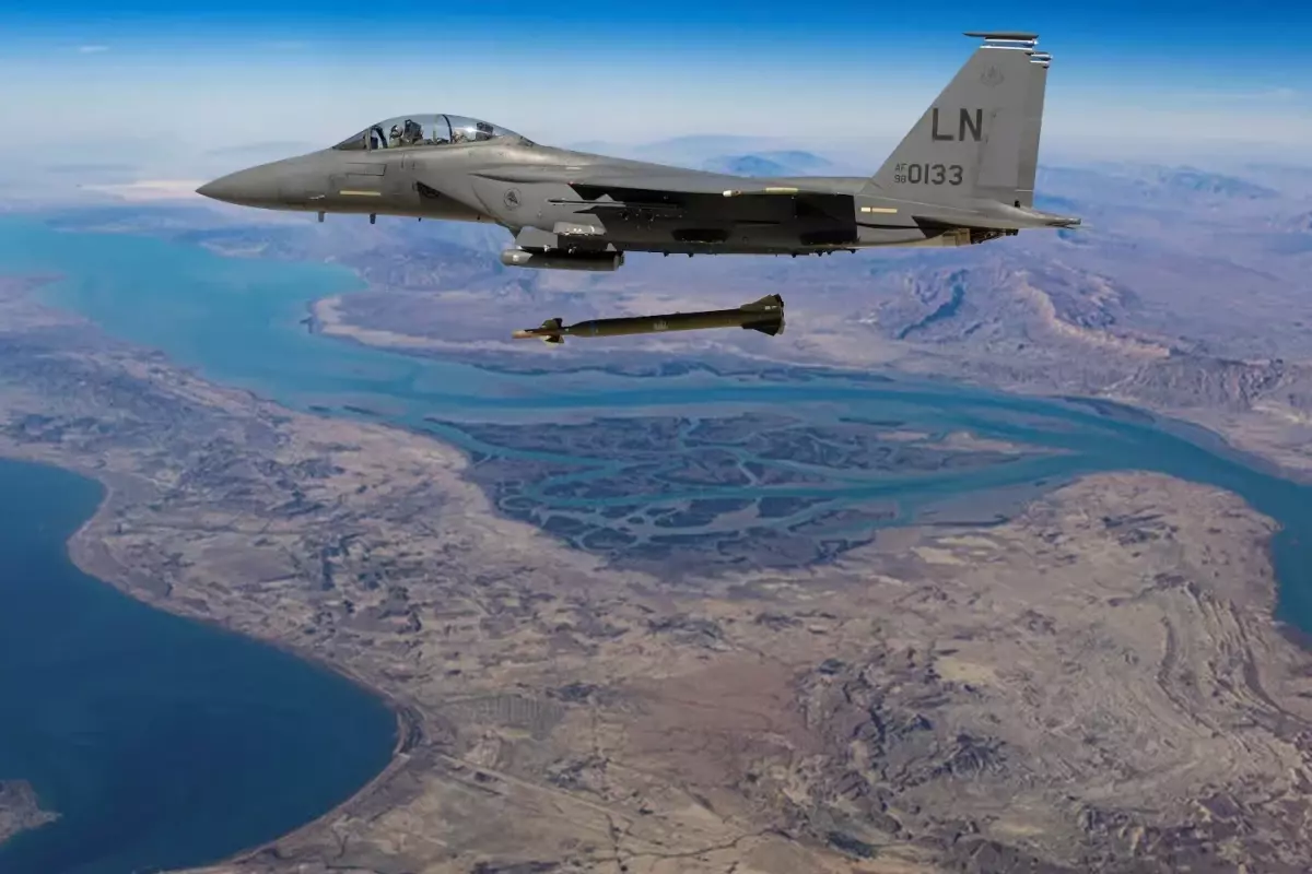 ABD, Hürmüz Boğazı'nda İran Füze Rampalarını Tek Başına Bombaladı