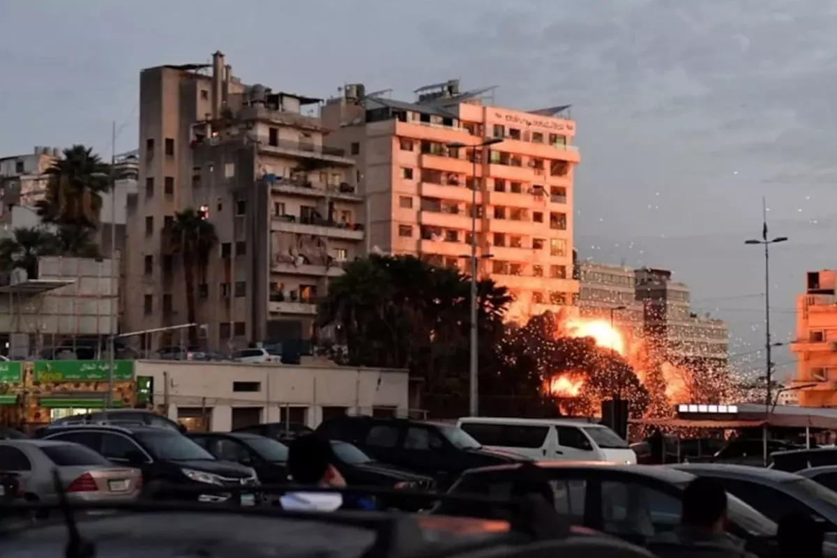 İsrail'in Beyrut'ta Yaptığı Hedef Vuruşu: 15 Katlı Bina Tamamen Yıkıldı