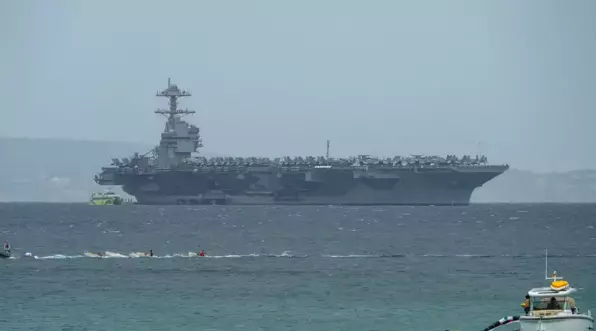 Girit limanında USS Gerald R. Ford