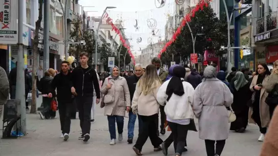 Alışveriş yapan kalabalık