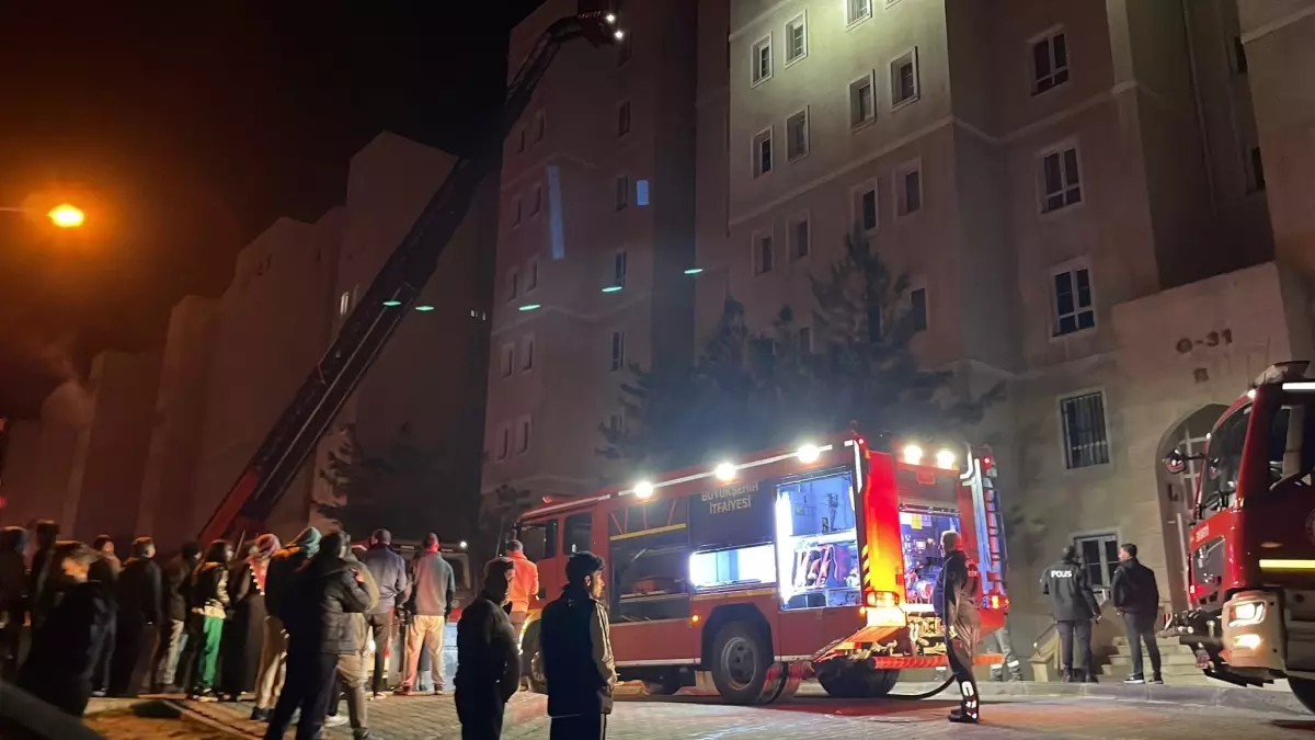 Şanlıurfa’da 8 Katlı Bina Elektrik Panosu Patlaması: 3 Kişi Dumandan Etkilendi, Bina Tahliye Edildi