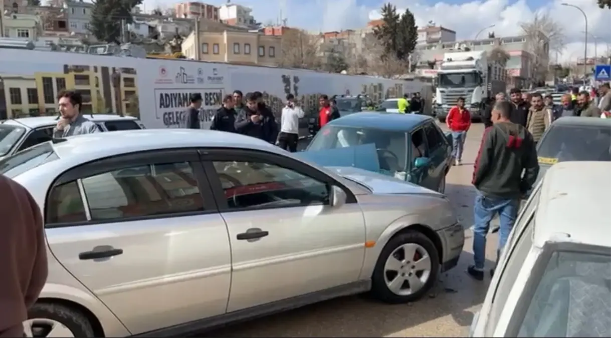 Adıyaman Besni'de Zincirleme Trafik Kazası: 6 Kişi Yaralandı
