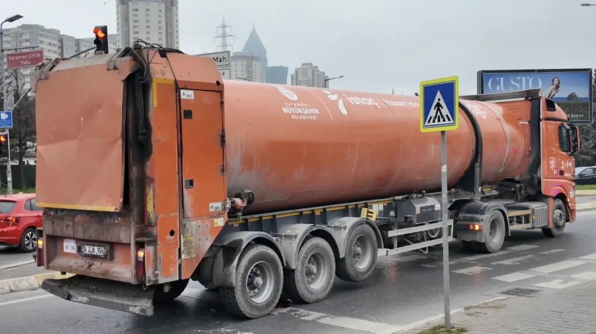 Ataşehir'de Ters Şeritten Gelen Skuter, İBB Kamyonu Tarafından Çarpıldı