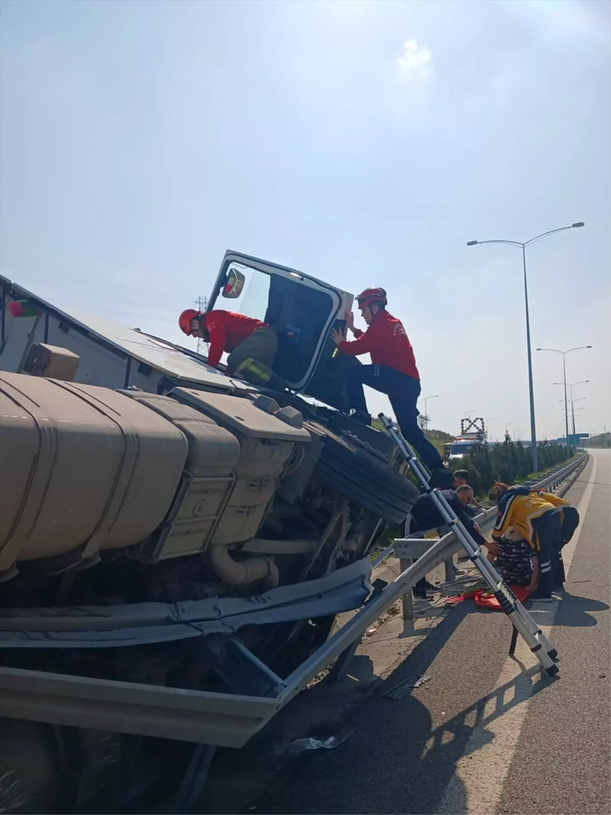 Susurluk'ta Tır Kazası: Sürücü Hastaneye Kaldırıldı