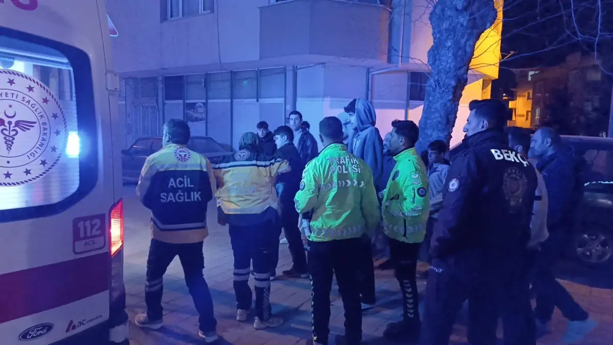 İnegöl'de Kontrolünü Kaybeden Araç Direğe Çarptı, 3 Yaralı