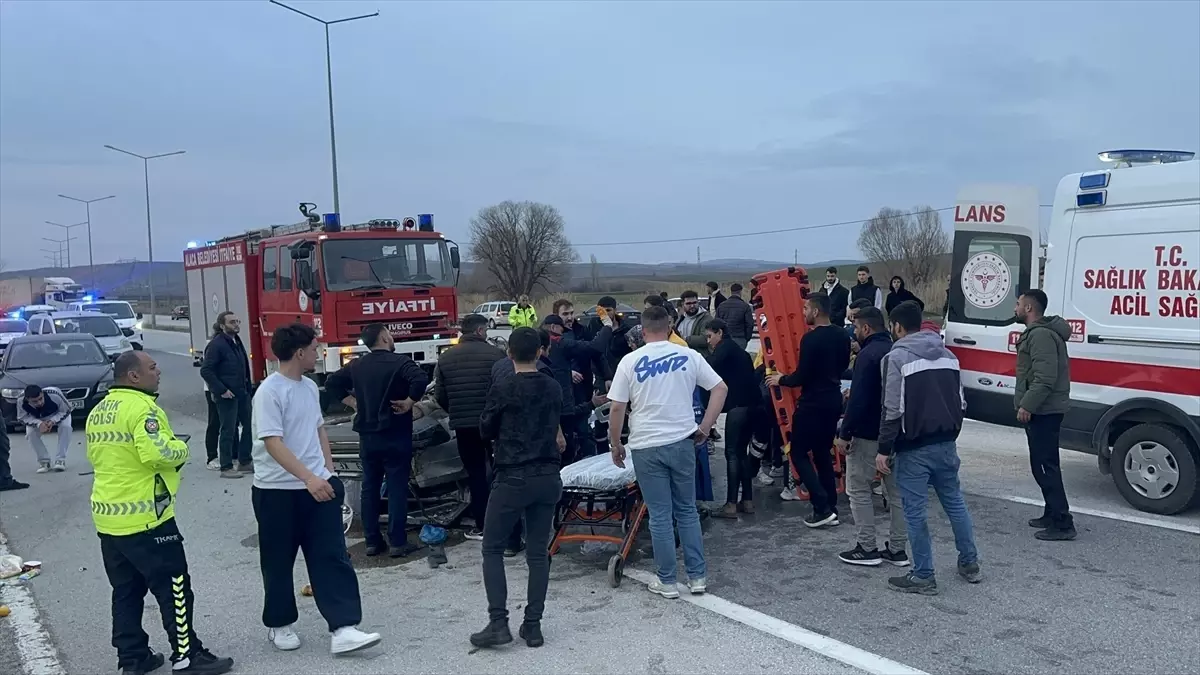 Alaca'da Otomobil Devrildi: 3 Kişi Hastaneye Kaldırıldı