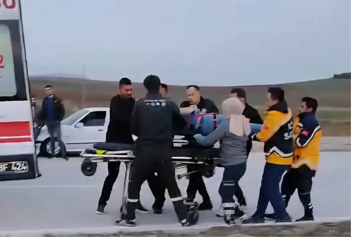 Alaca’da Elektrik Direğine Çarpan Araçta 3 Yaralı