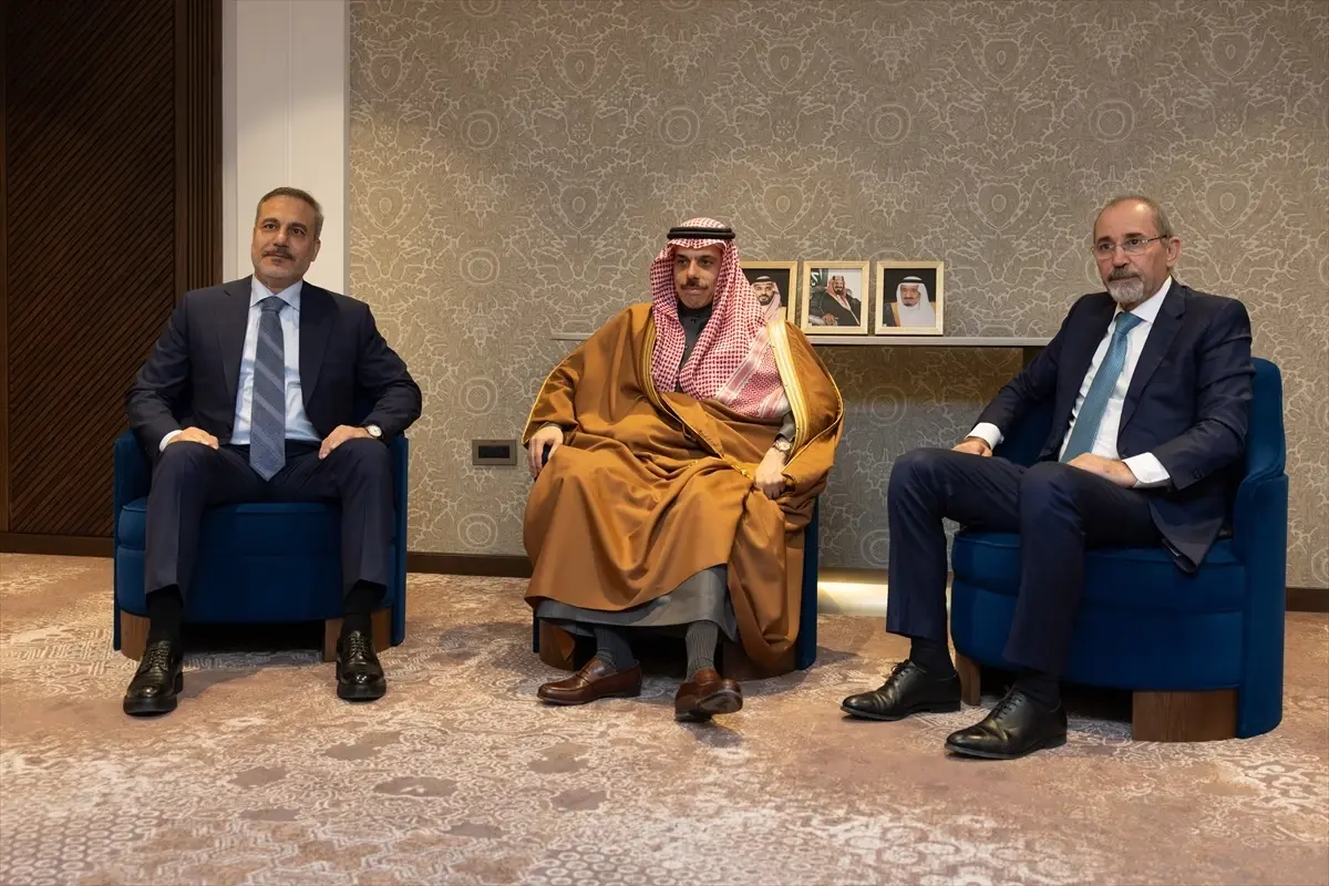 Dışişleri Bakanı Hakan Fidan, Riyad'da Suudi ve Ürdünlü Mevkidaşlarıyla Stratejik Görüşme Gerçekleştirdi