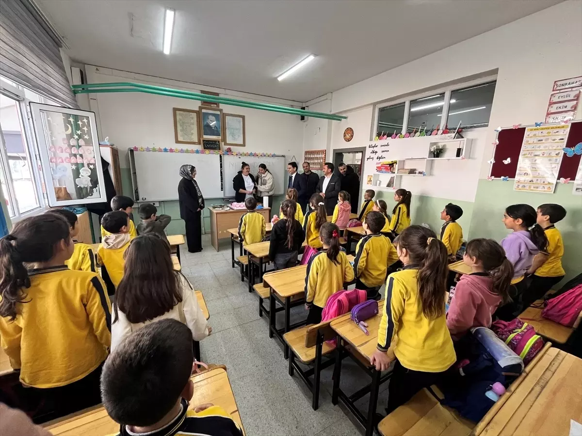 Şarkışla’da Başkan Toy, 189 Öğrenciye Bayram Harçlığı Verdi