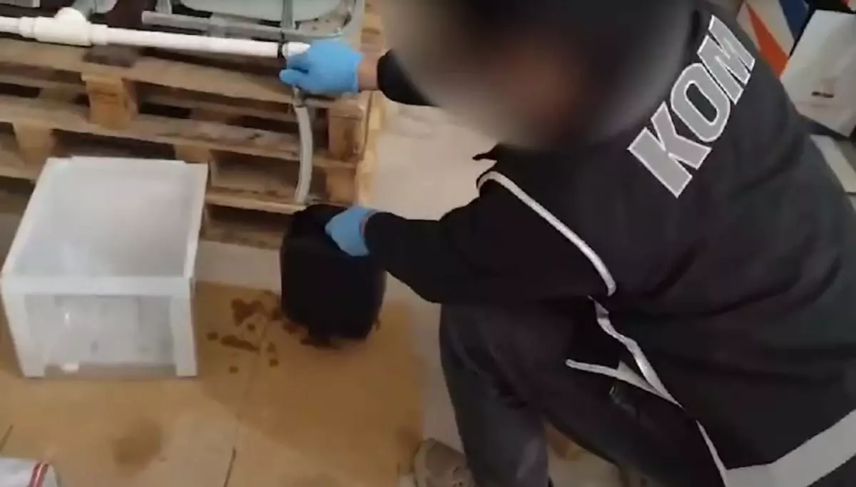 İzmir'de 40 Ton Sahte Alkol Ele Geçirildi: 19 Şüpheli Gözaltında