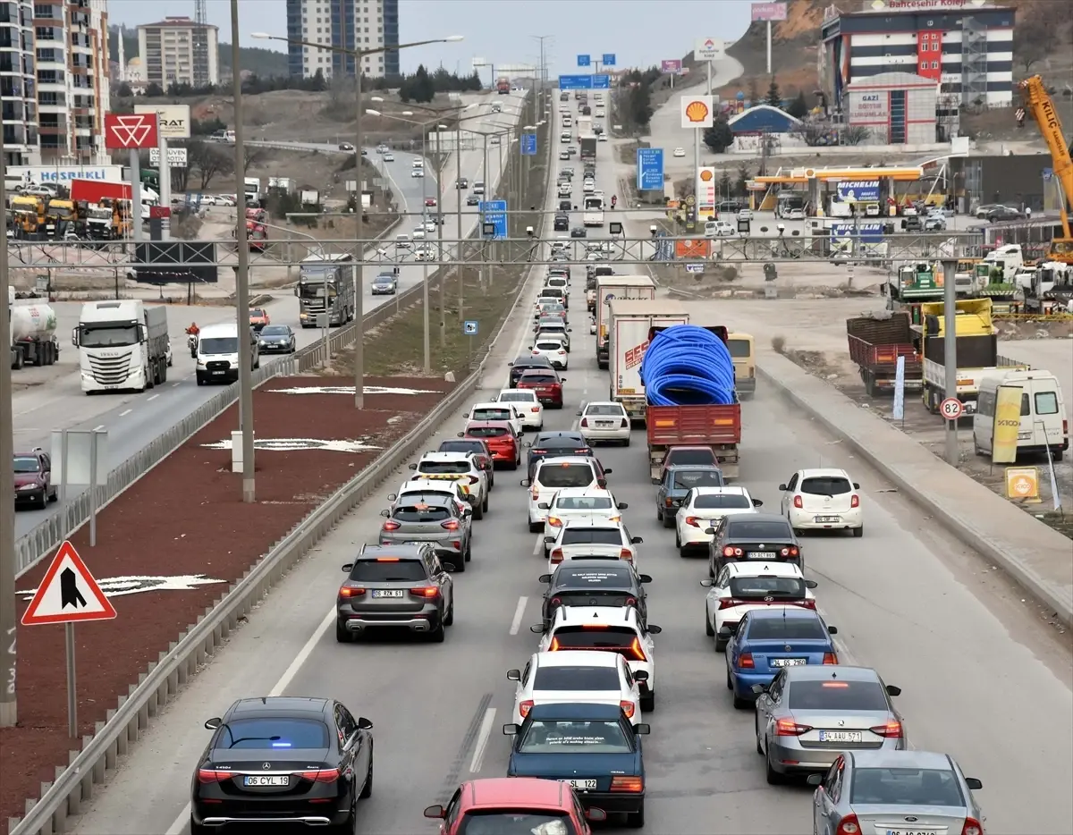 Kırıkkale'de Bayram Yolculuğu: Trafik Yoğunluğu ve Sürücülerin Mücadelesi