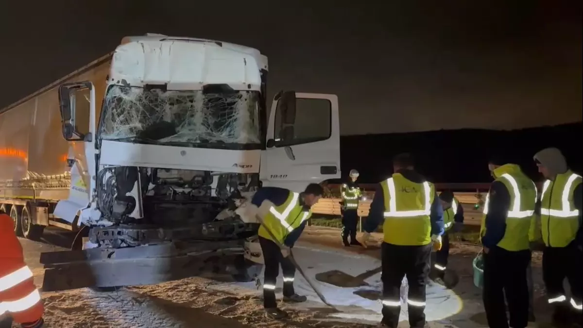 Kuzey Marmara Otoyolu'nda Çekmeköy'de İki TIR Çarpıştı: 2 Yaralı