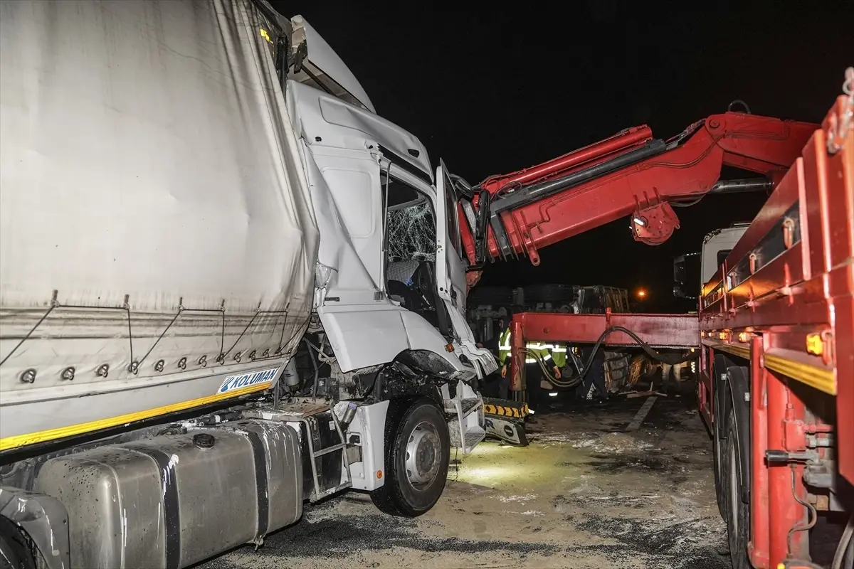 Kuzey Marmara Otoyolu'nda Tır Çarpışması: 2 Yaralı