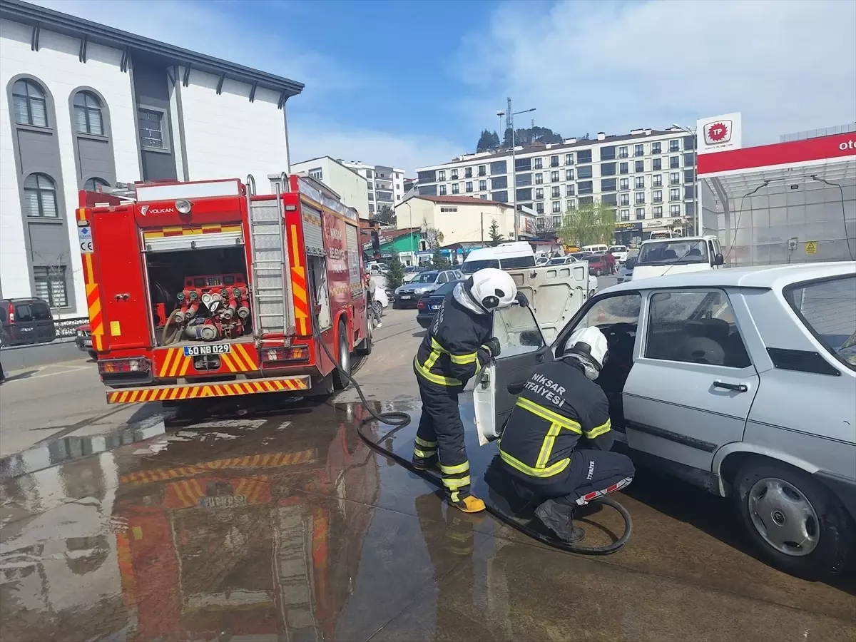 Niksar’da Park Halindeki Araçta Ani Yangın Söndürüldü