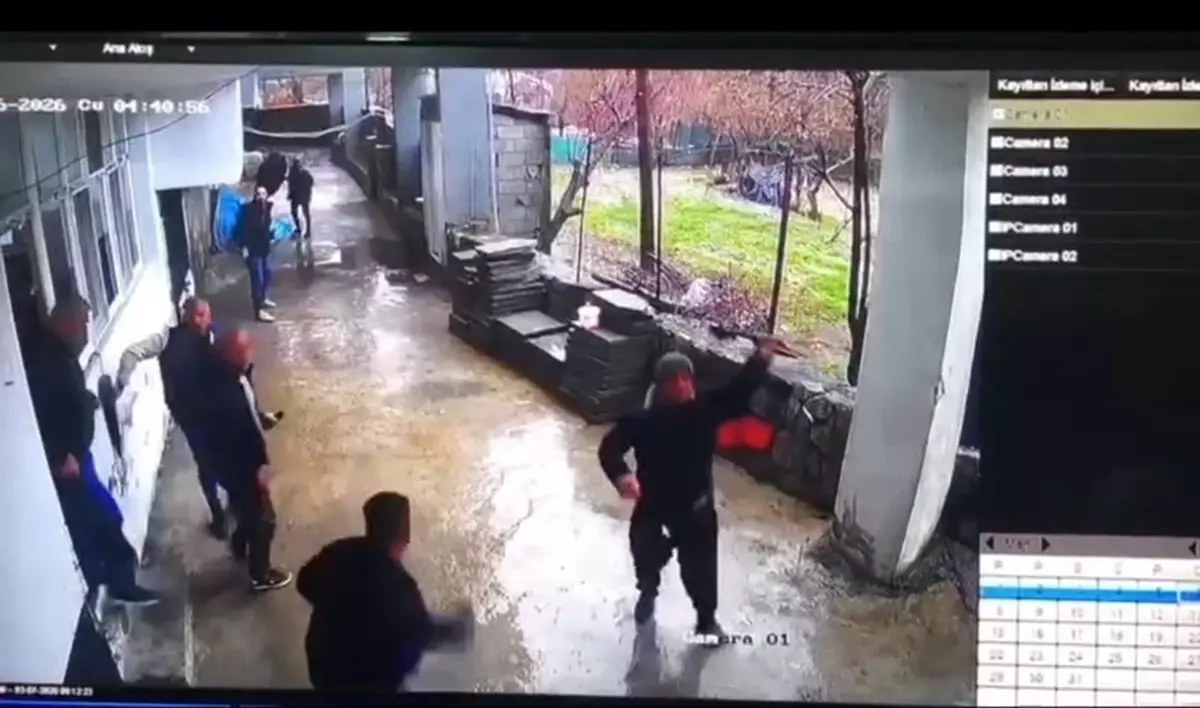 Uludere'de Şiddetli Yağış Sonrası Muhtarlık Ofisi Su Basıyor