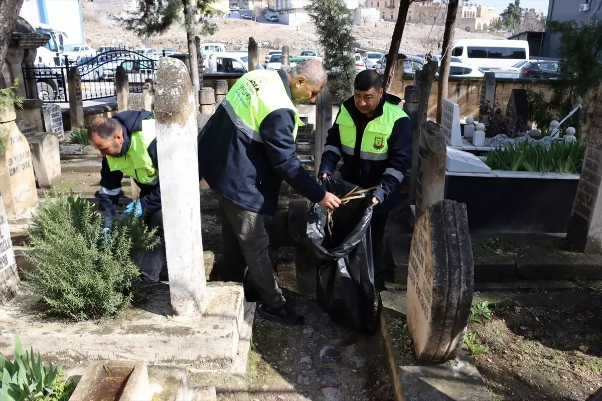 Şanlıurfa’da Bayram Öncesi Mezarlık Temizliği ve Düzenleme Çalışmaları