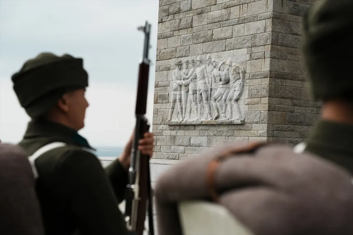 Şehitler Abidesi'nde 111. Çanakkale Deniz Zaferi Anma Töreni Coşkuyla Gerçekleştirildi