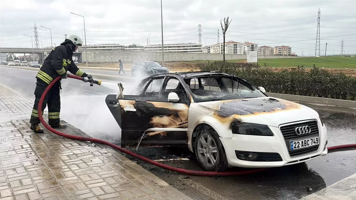 Tekirdağ'ın Çorlu İlçesinde Seyir Halindeki Otomobil Yangını Kontrol Altına Alındı