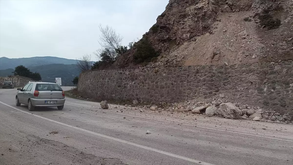 Tokat'ta Niksar-Ünye Karayolunda Kaya Düşmesi Trafiği Yavaşlatıyor