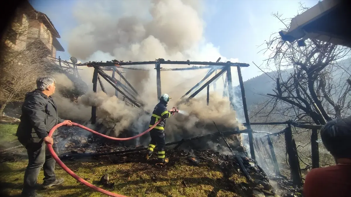 Tosya’da Samanlık Yangını Kontrol Altına Alındı, İtfaiye Ekipleri Hızlı Müdahale Etti