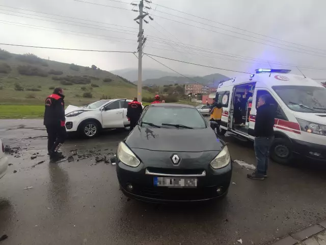 İtfaiye ekiplerinin araçtan yaralıları çıkarması