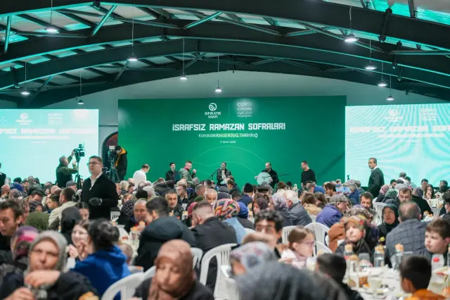 Gönüllüler sofrayı kuruyor