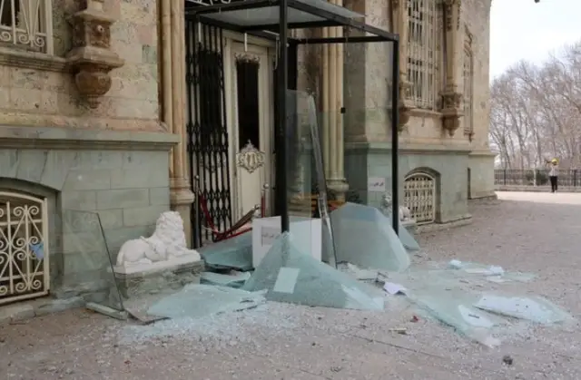 Yıkılan yapıların kalıntıları