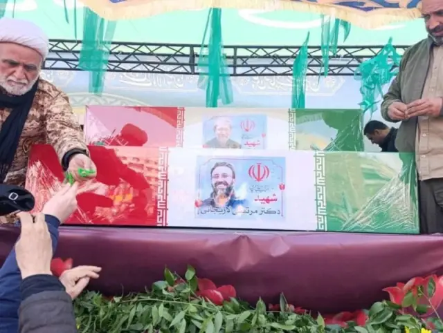 Tören sonrası meydanda kalabalık