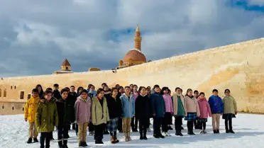 Doğubayazıt'ta Tarihi Sarayda Öğrenci İlahi Performansı