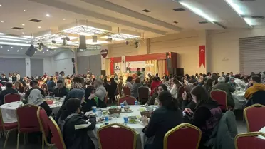 Alihan ve ailesiyle birlikte iftar sofrası