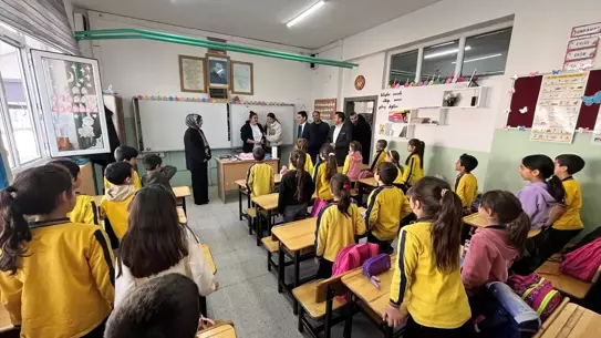 Dağıtım anında Başkan Toy