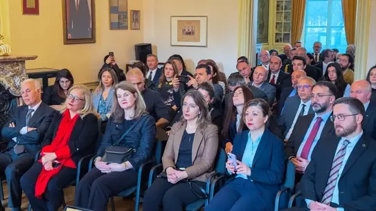 Tören sırasında çelenk bırakma anı