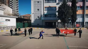 Bursa’da 130 İlkokul Öğrencisi Çanakkale Şehitlerini Zeybek ve “Dur Yolcu” Koreografisiyle Anladı