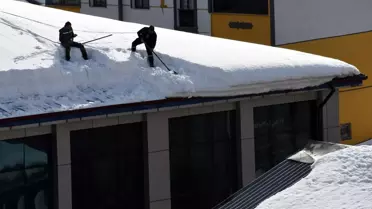 Kar temizleme makinesi çalışırken