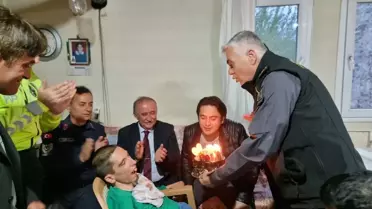 Üniforma hediye töreni sırasında çekilen fotoğraf