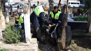Temizlik ekipleri Şanlıurfa mezarlıklarında çalışıyor