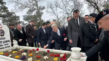 Koca Seyit mezarı önünde çiçekler ve karanfiller