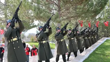 Tören Alanında Karanfil Bırakan Vatandaşlar