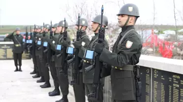 Tören alanındaki kalabalık ve çelenk bırakma anı