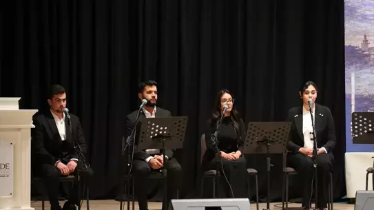 Konser sırasında sahnede çalan müzisyenler