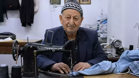 İşlemekte olan terzi dikiş makinesi