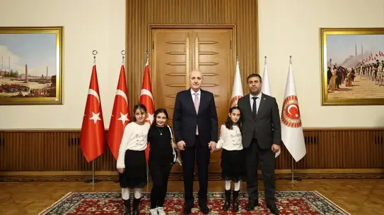 Kurtulmuş ve meclis personeli bayram ikramı sırasında