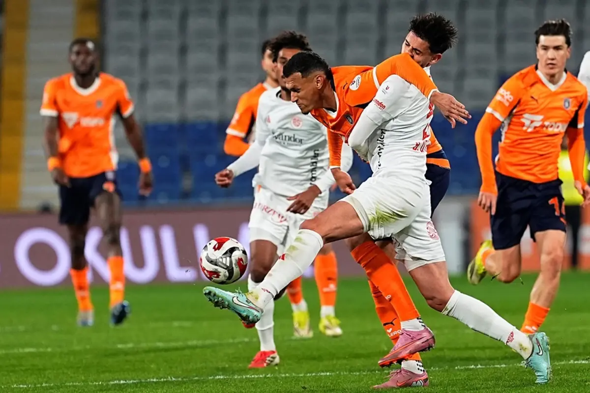 Başakşehir ve Antalyaspor 0-0 Berabere Kaldı: Gol Sesi Çıkmadı